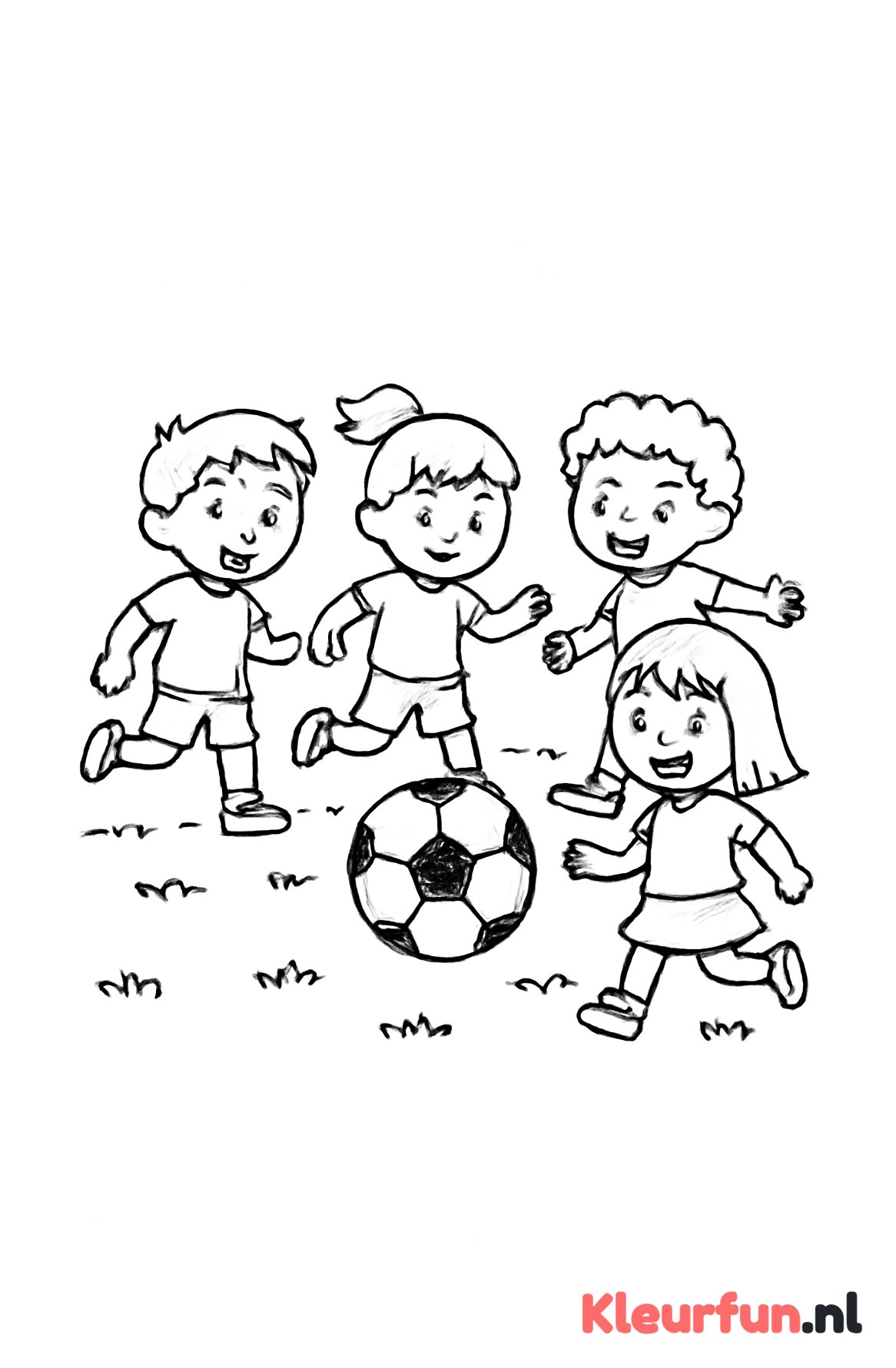 Kinderen voetballen op het veld