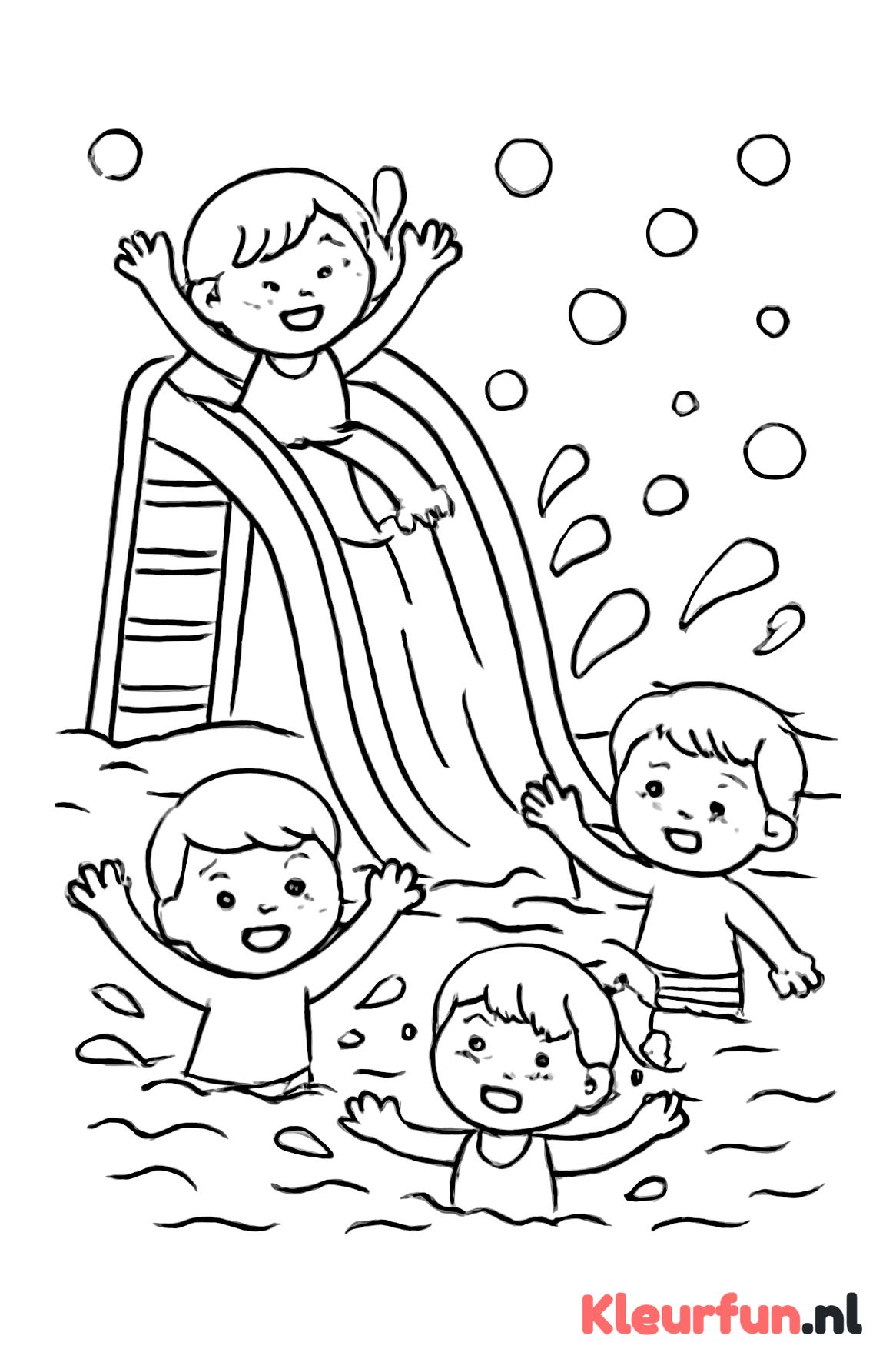 Kinderen op waterglijbaan