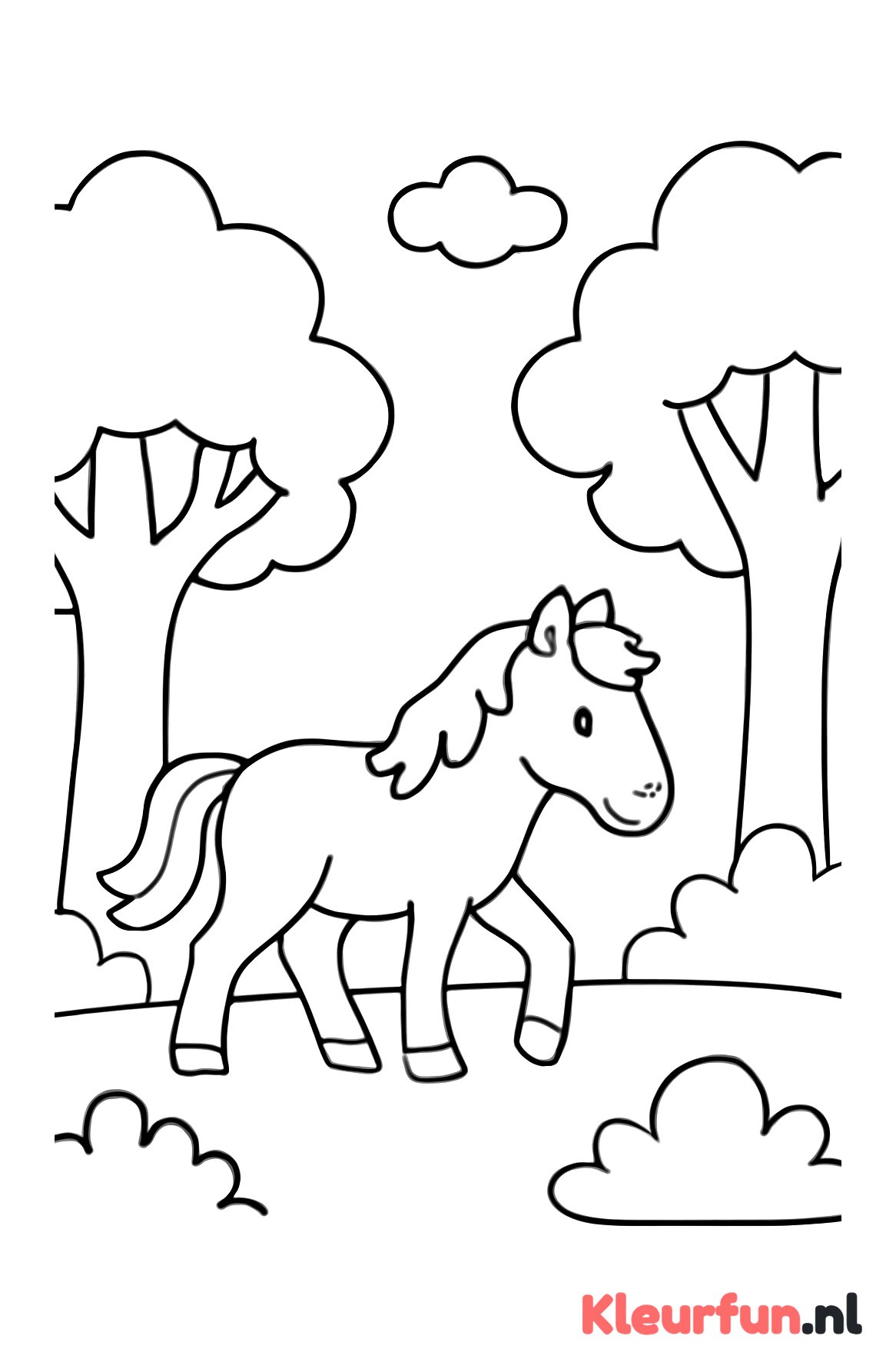 Paard wandelt in het bos