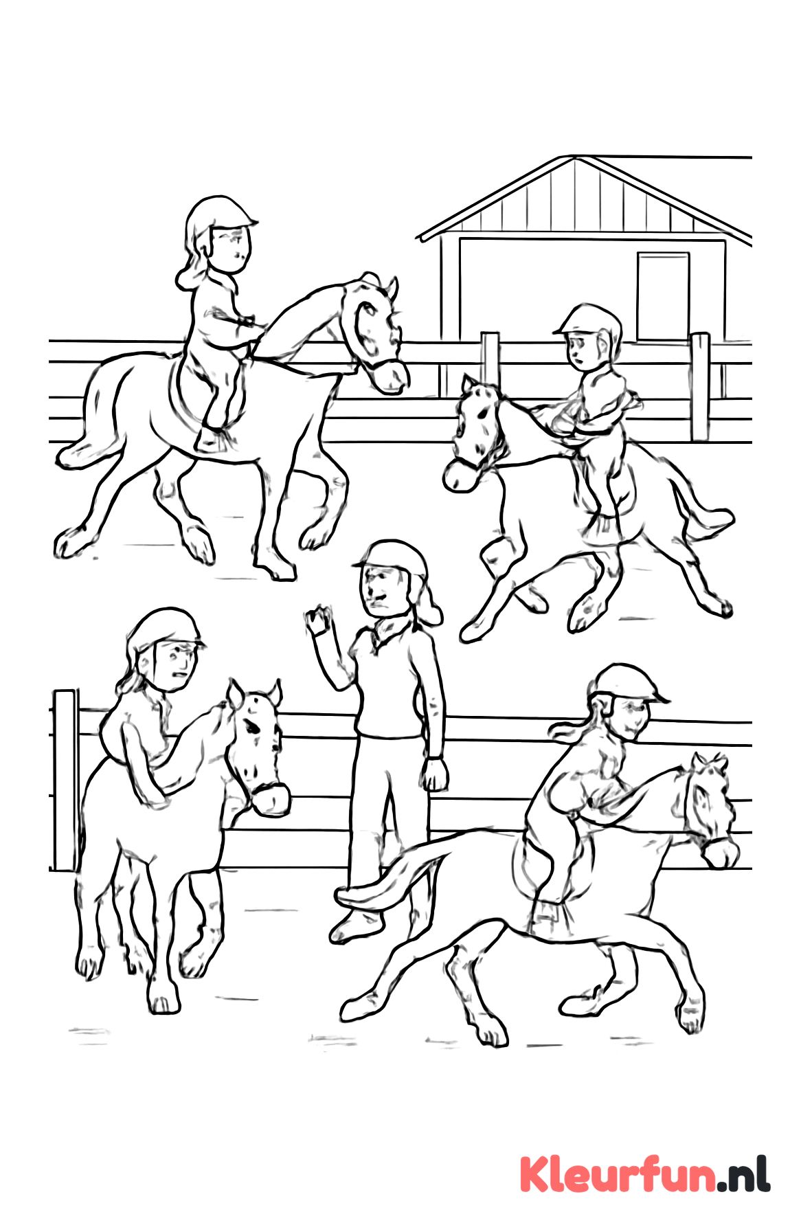 Paardenmanege met kinderen die paardrijden en verzorgen
