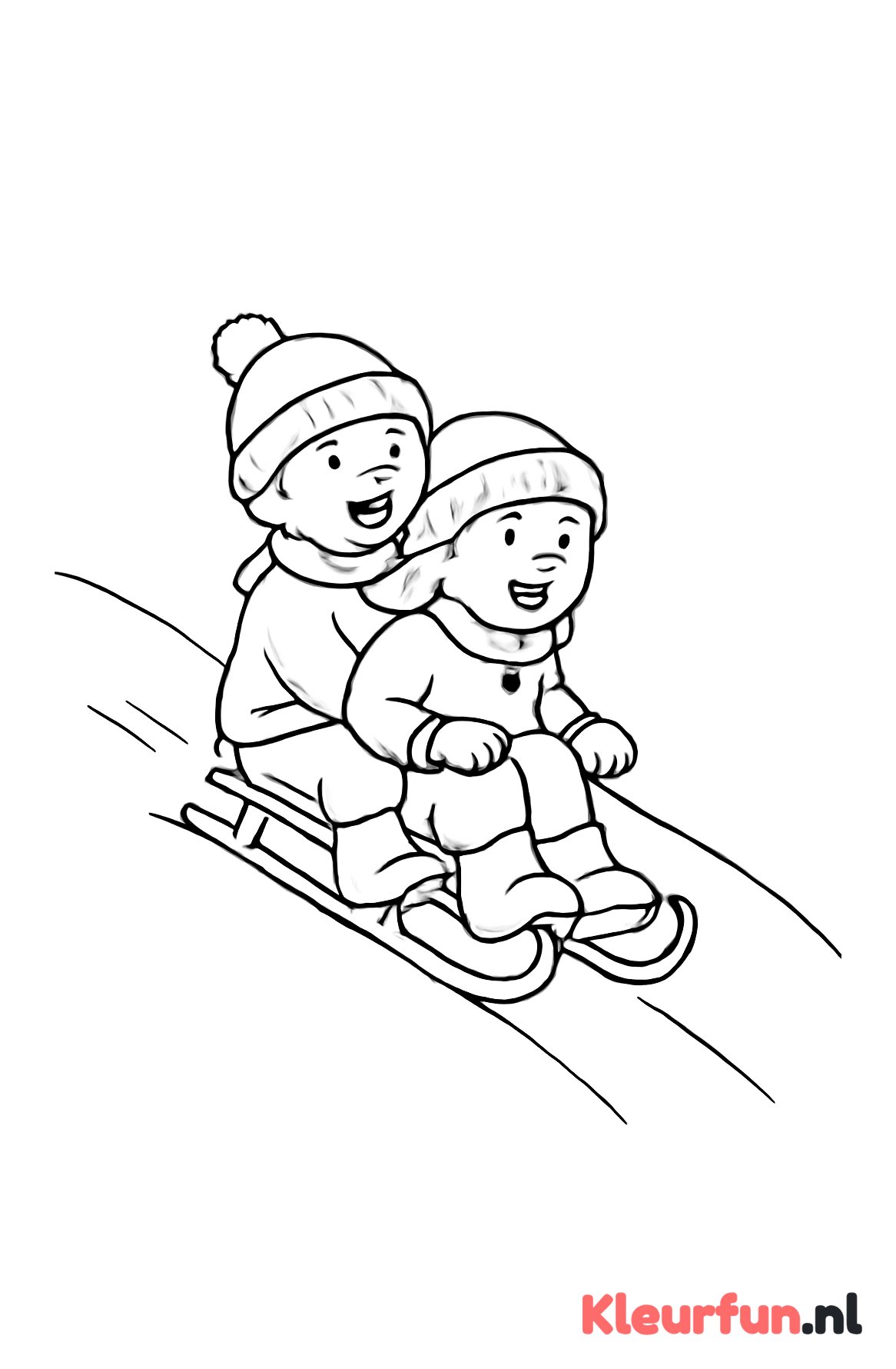 Kinderen sleeën naar beneden op een sneeuwheuvel