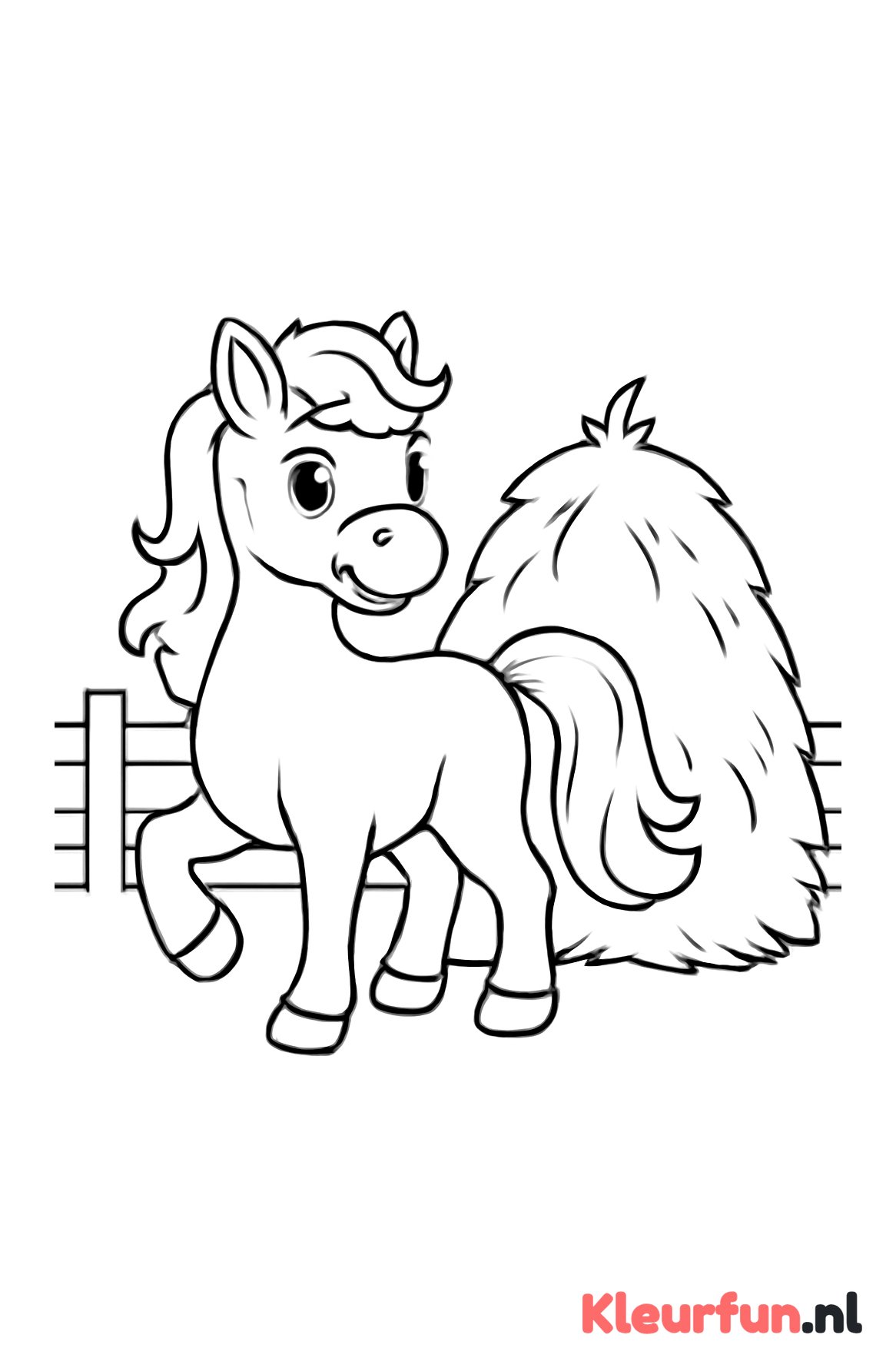 Speelse pony bij hooiberg