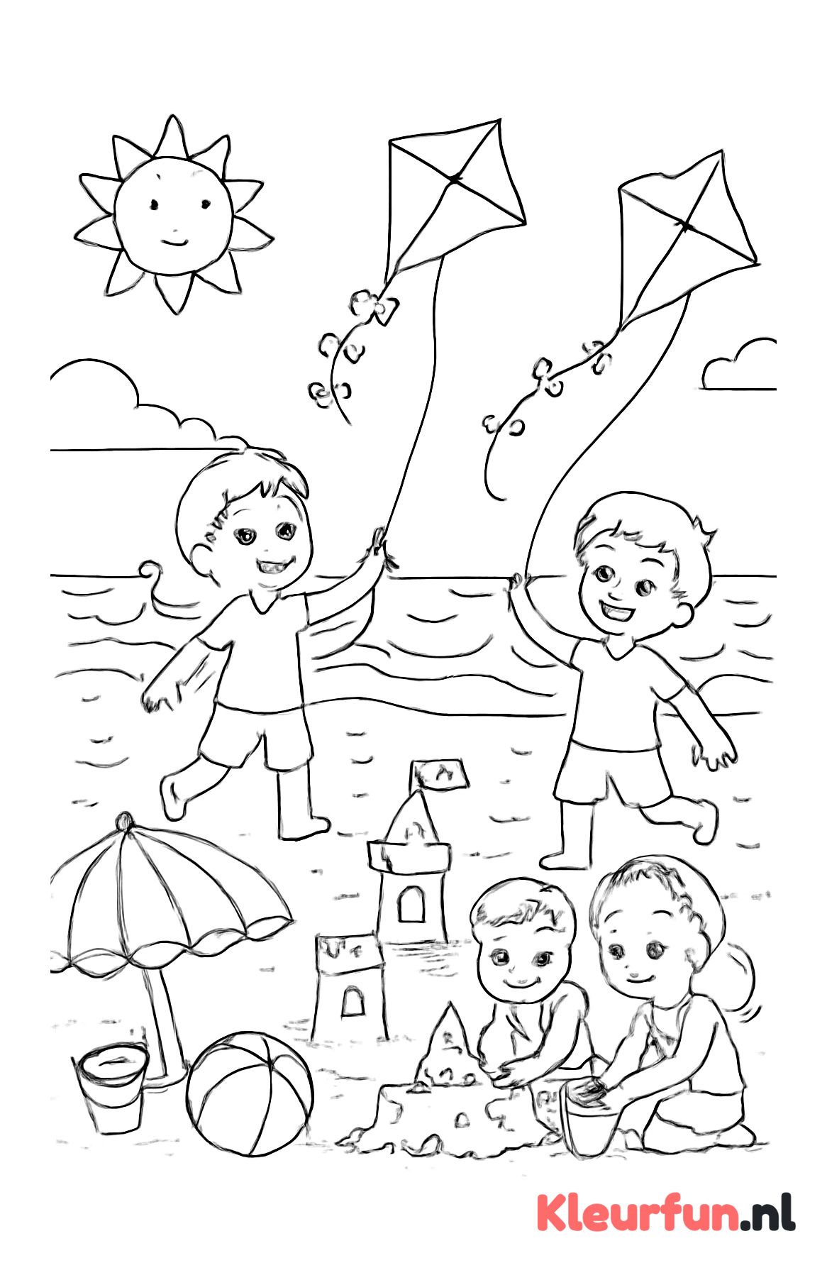 Kinderen spelen op het strand