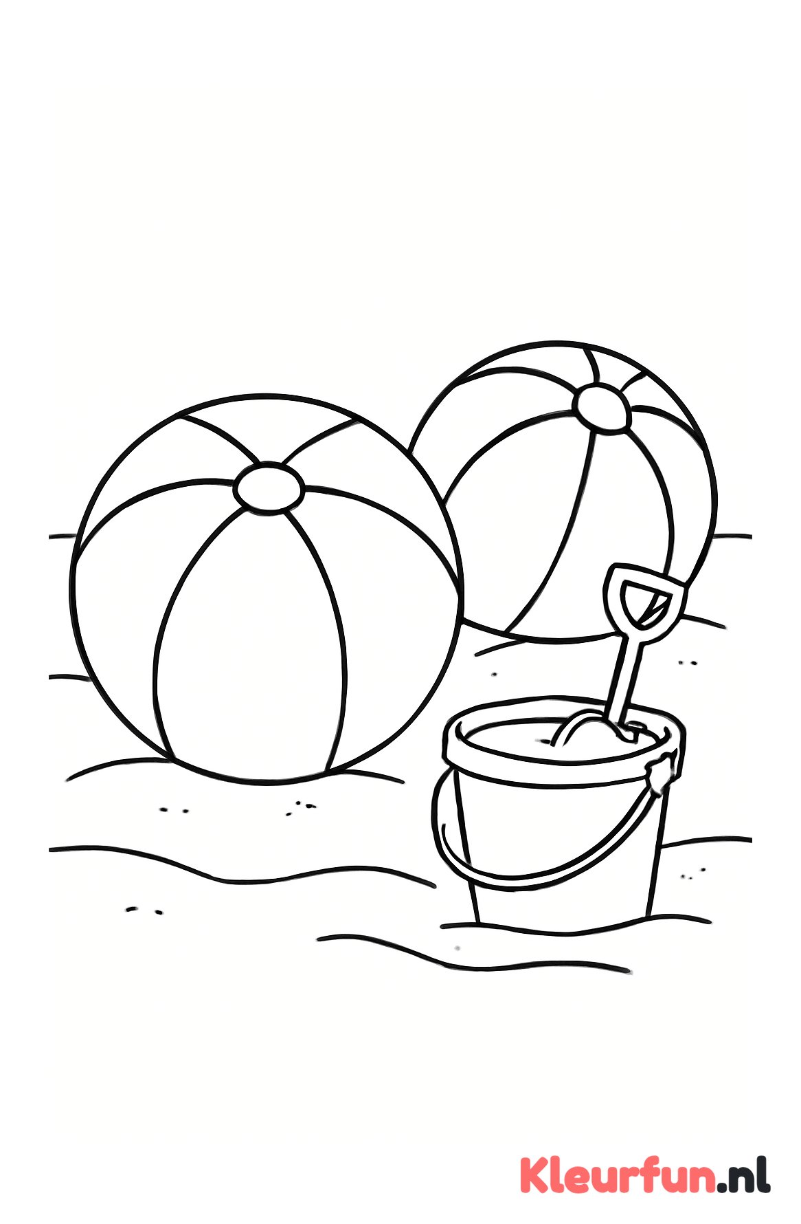 Strandballen en emmers op het strand