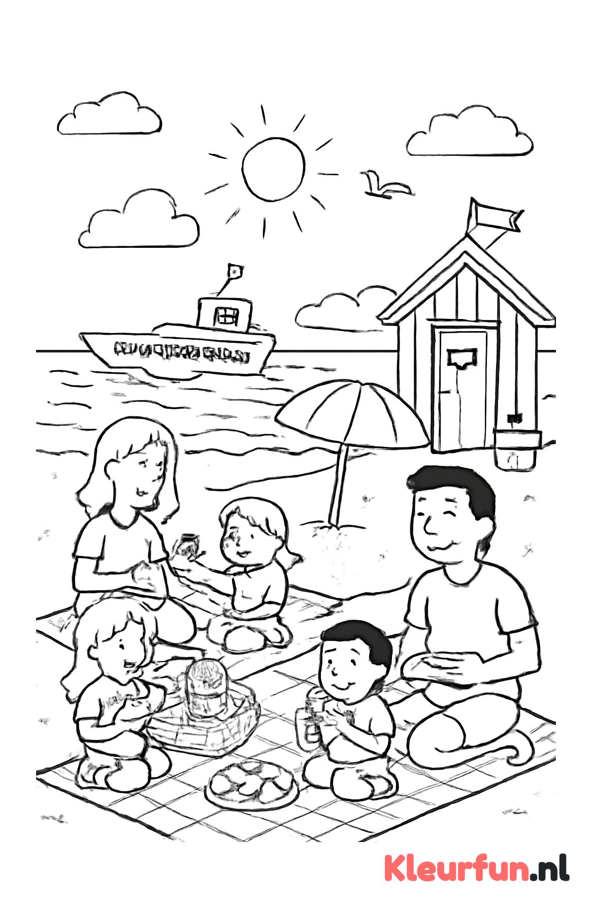 Strandscène met familie en reddingsboot