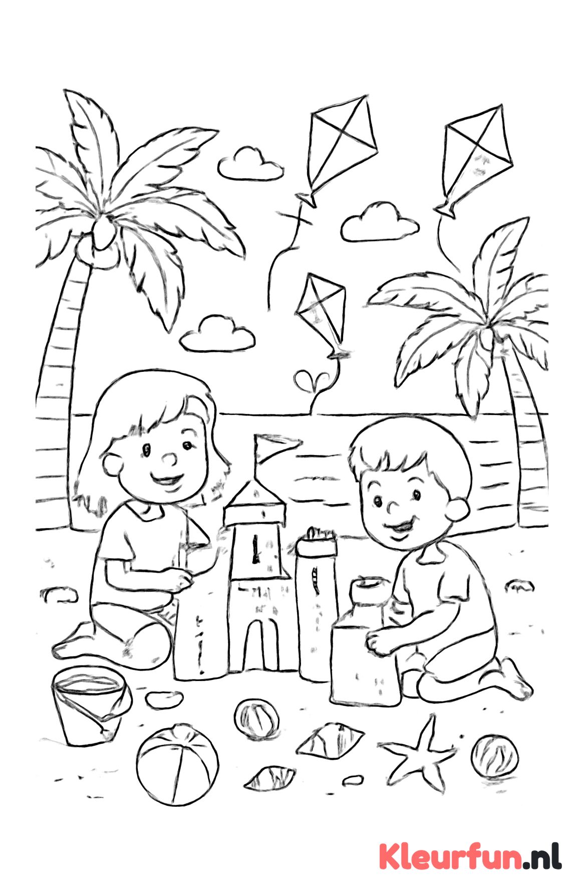 Zandkastelen en vliegers op het strand