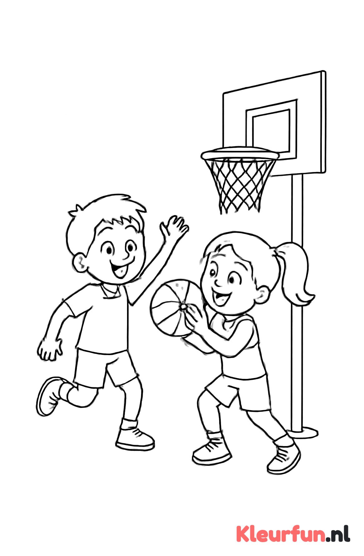 Twee kinderen spelen basketbal
