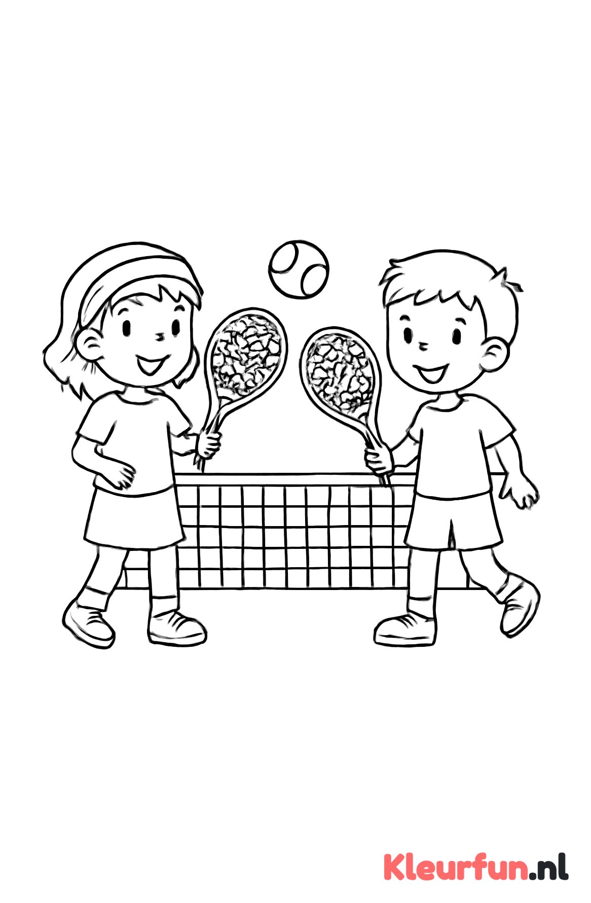 Twee kinderen spelen tennis