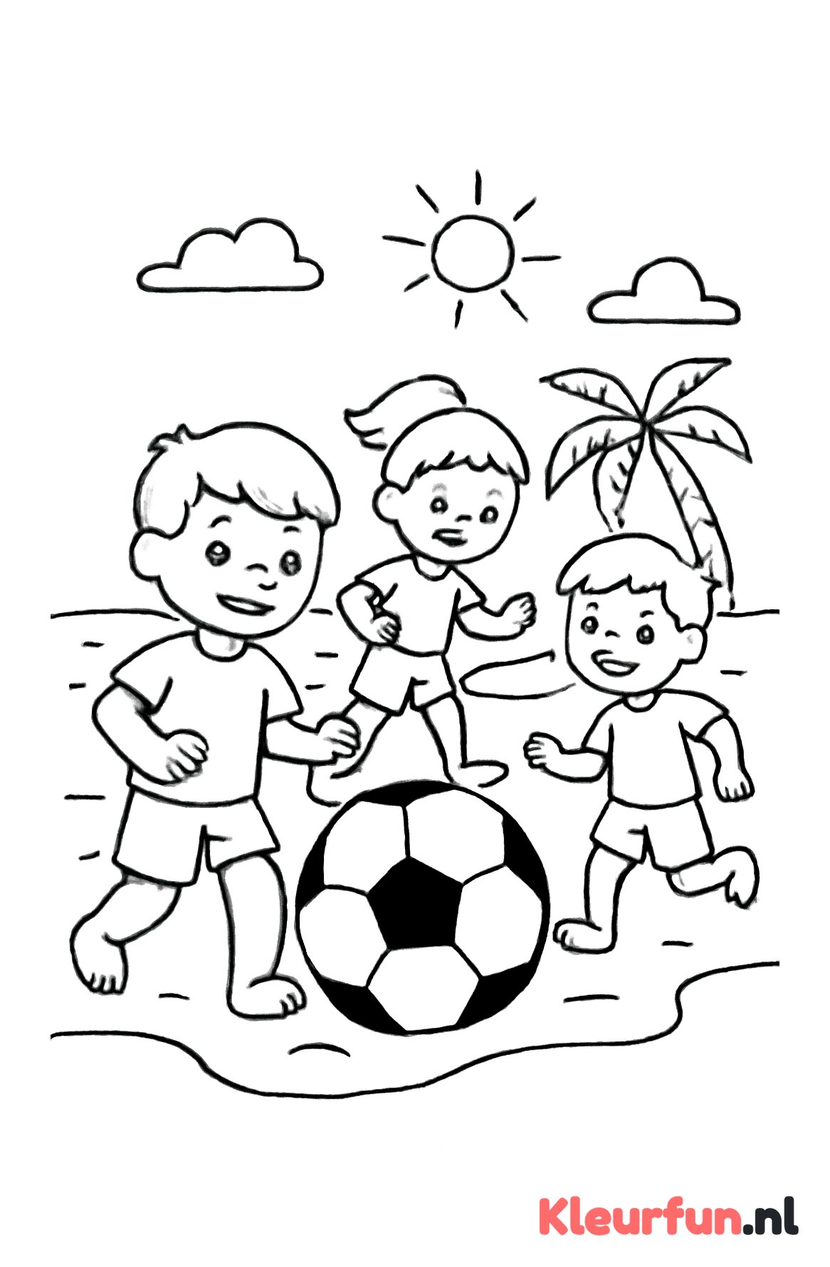 Kinderen voetballen op het strand
