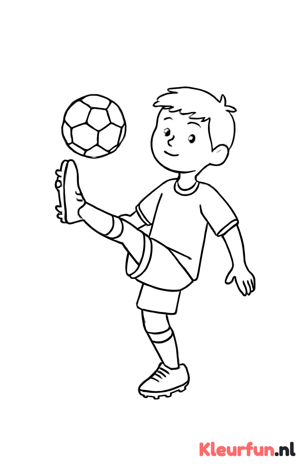 Voetballer tilt bal hoog op