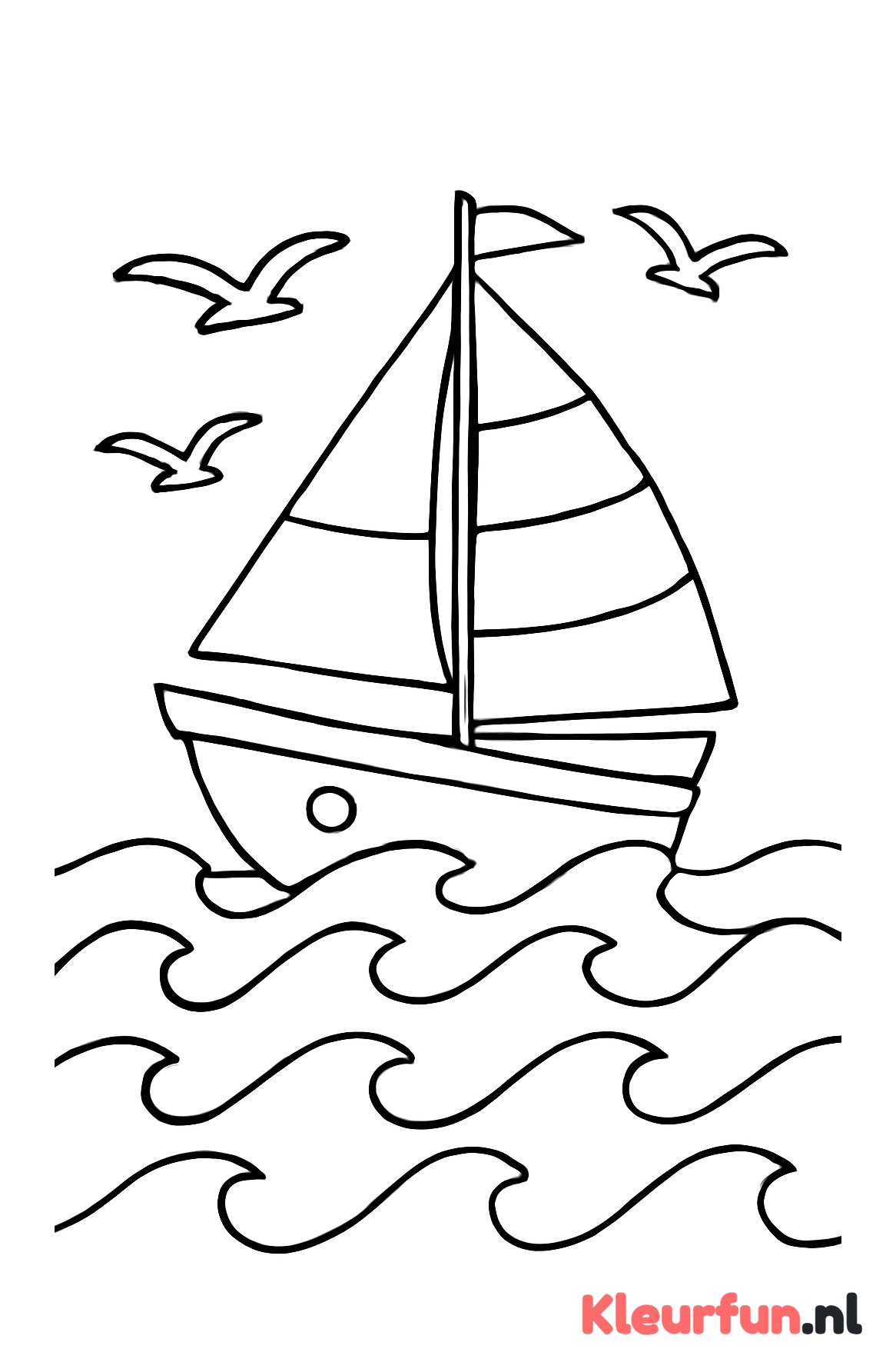 Zeilschip op zee met meeuwen