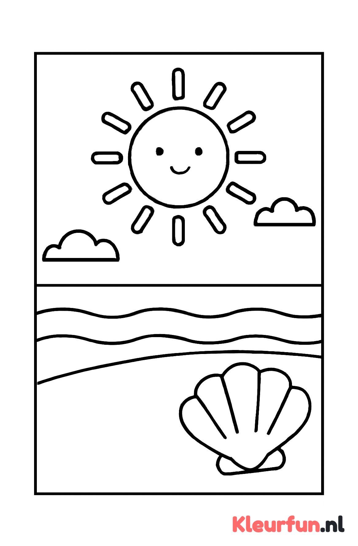 Zonnig strand met grote schelp