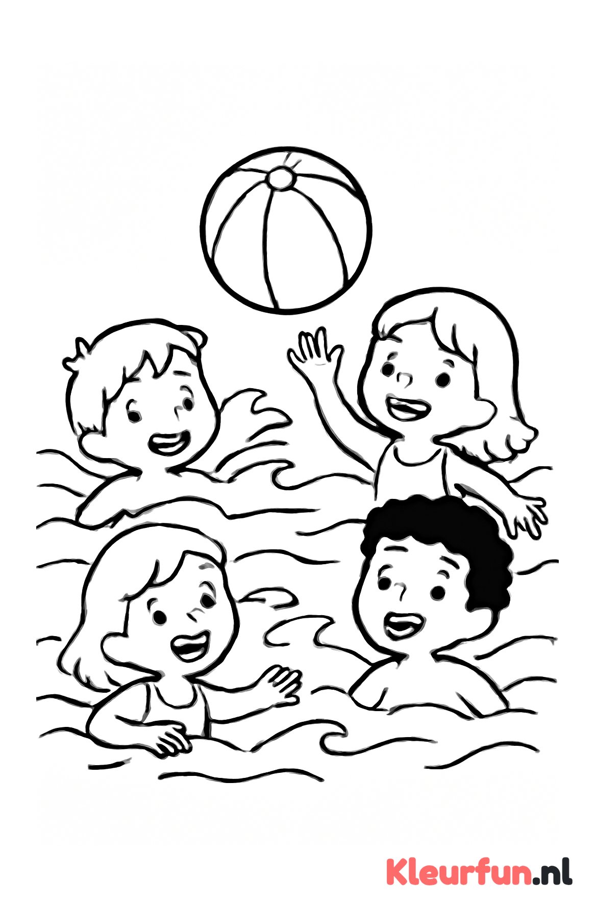 Kinderen zwemmen en spelen aan het strand