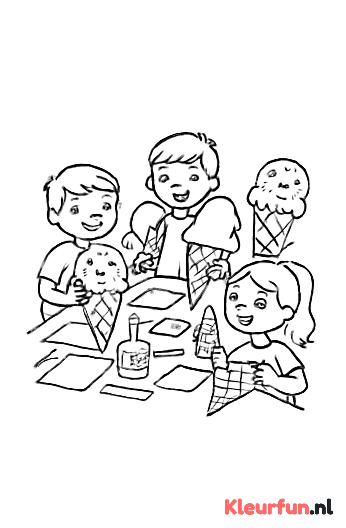 Kinderen ijsjes knutselen