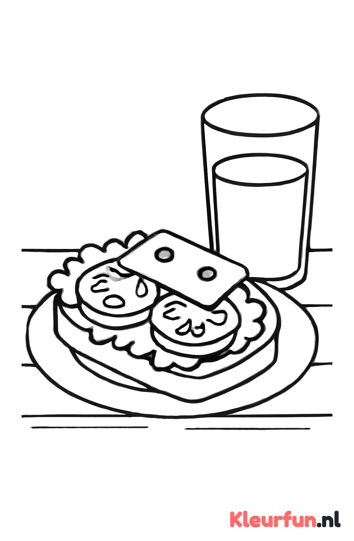 Open broodje en glas melk op tafel