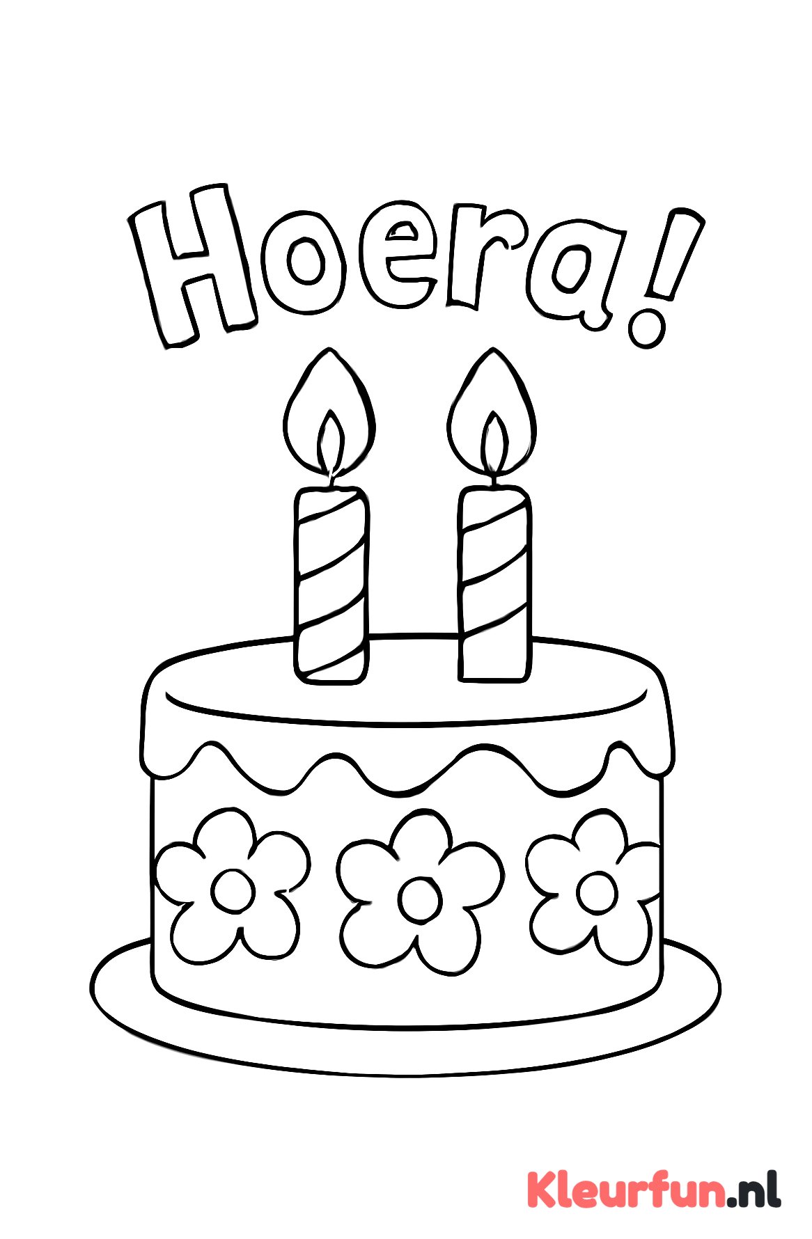 Verjaardagstaart met 'Hoera!' en bloemen