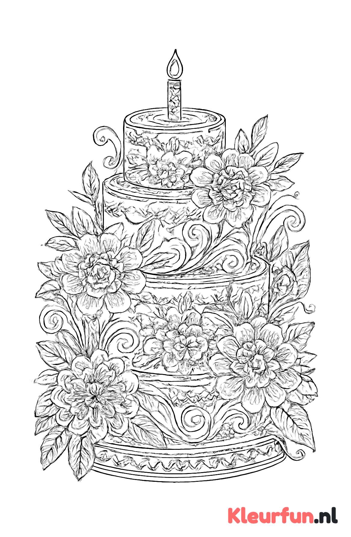 Verjaardagstaart met meerdere lagen en bloemen