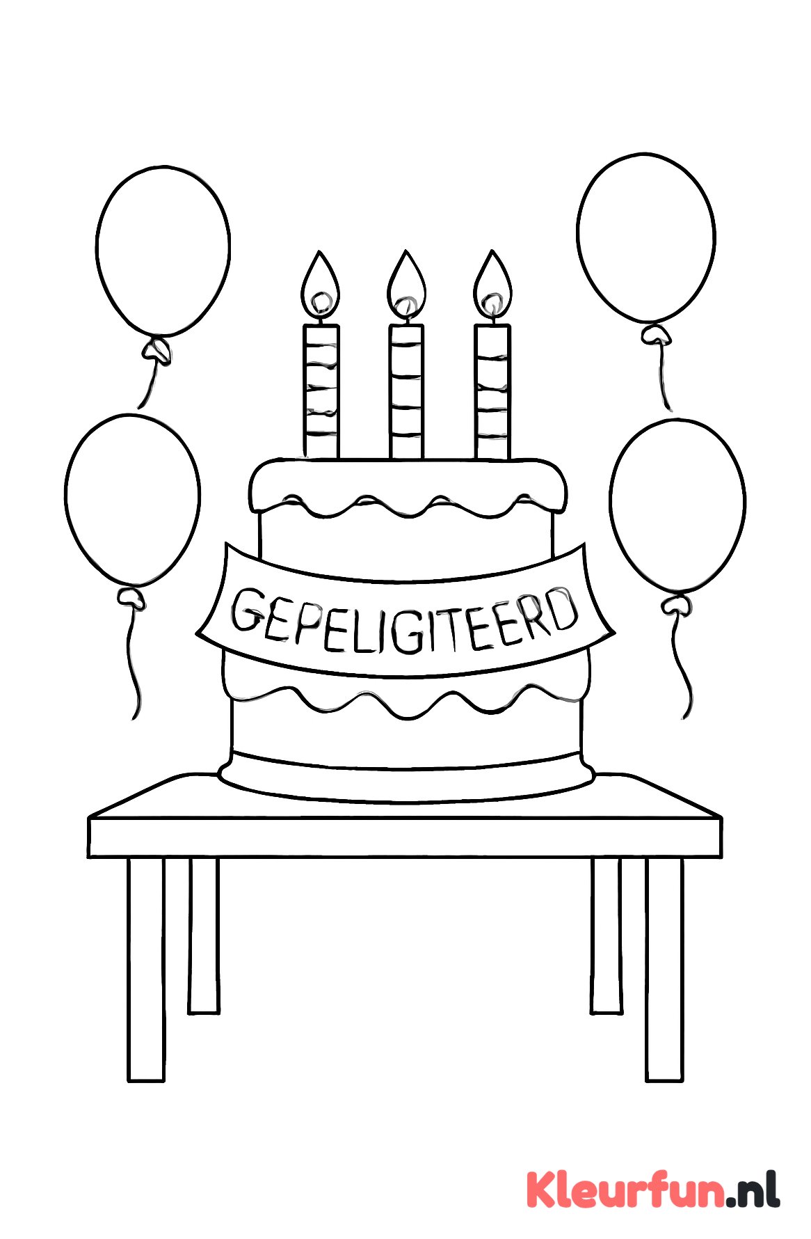 Verjaardagstaart op tafel met ballonnen
