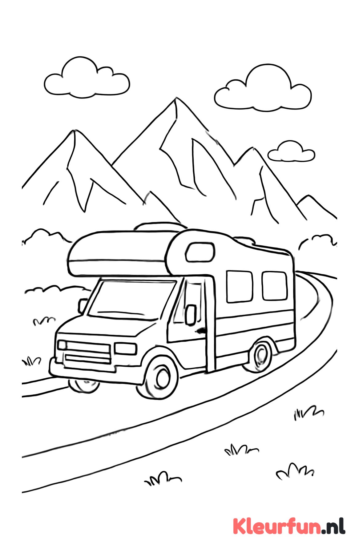 Camper op de weg met bergen op de achtergrond
