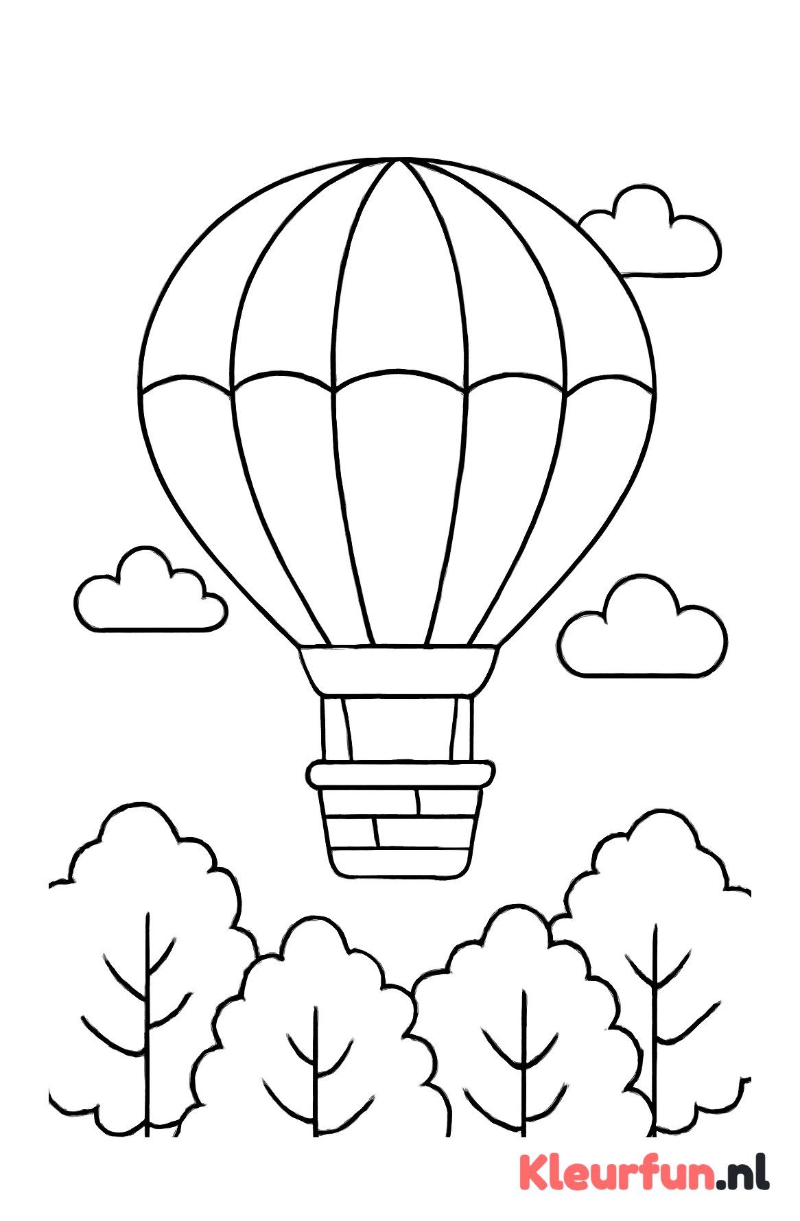 Grote luchtballon boven bomen