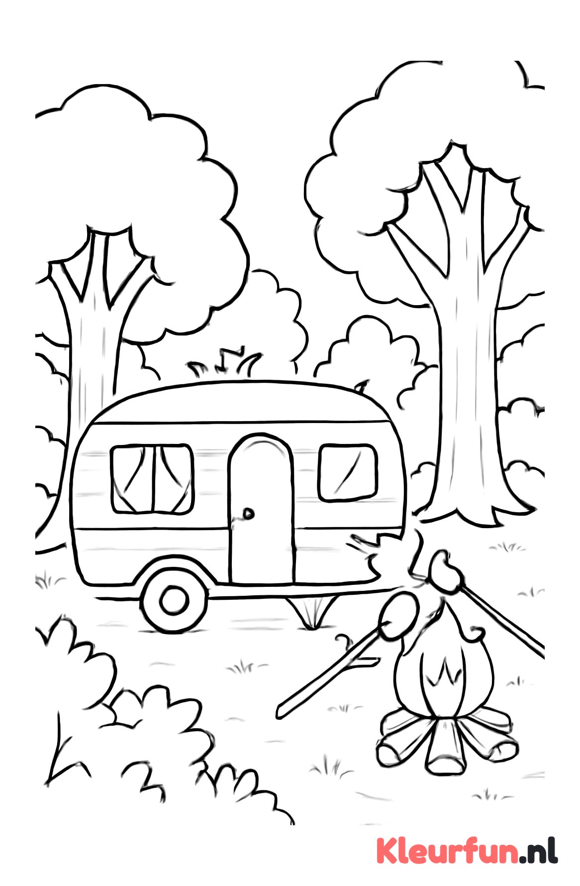 Kampeerplek met caravan, kampvuur en bomen
