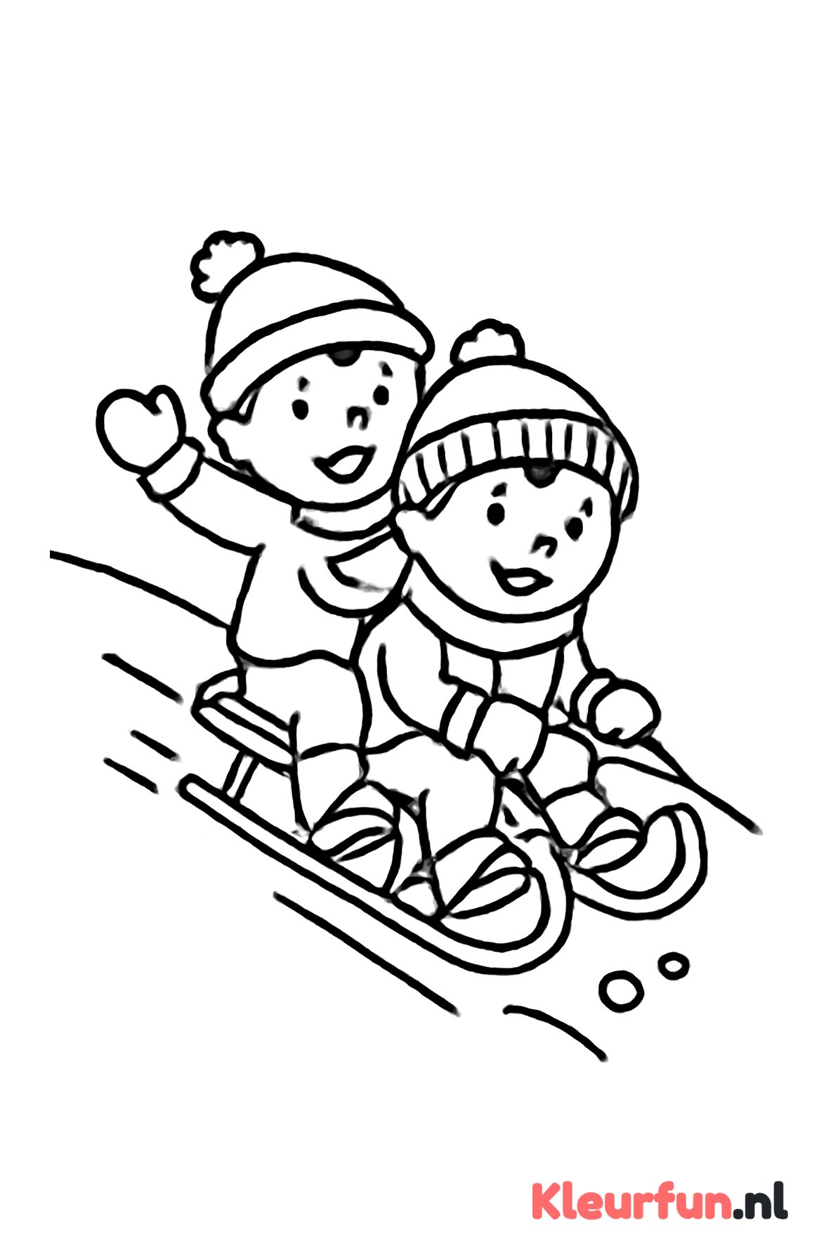 Kinderen op slee in de sneeuw