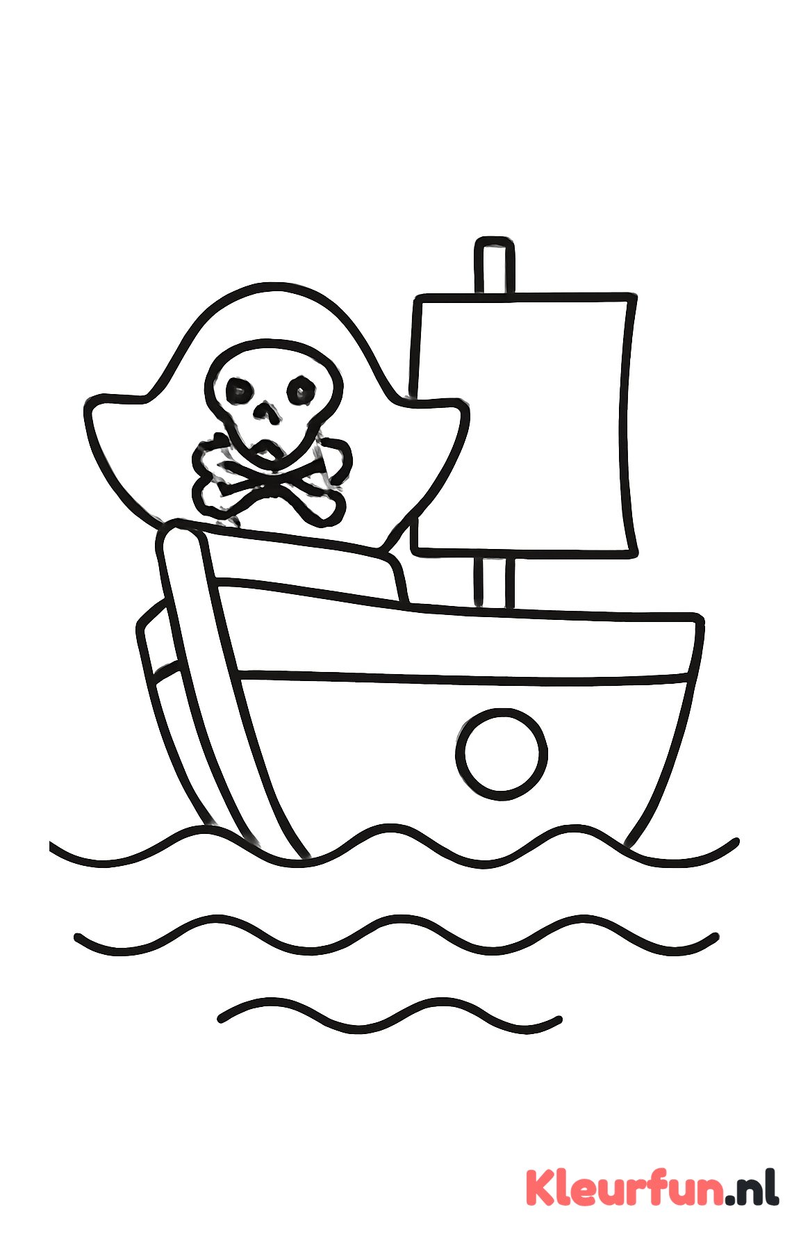 Kleine piratenboot op stil water