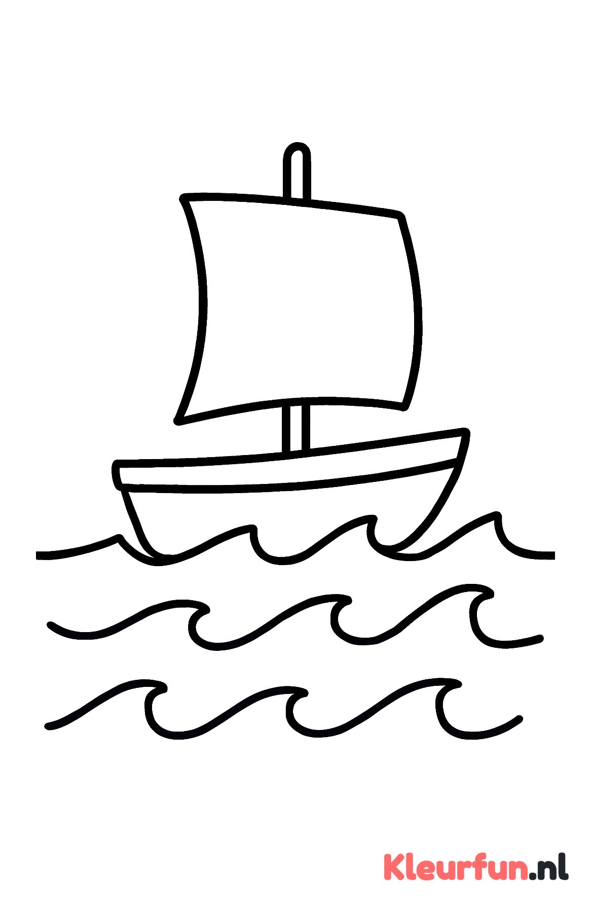 Kleine zeilboot met grote golven