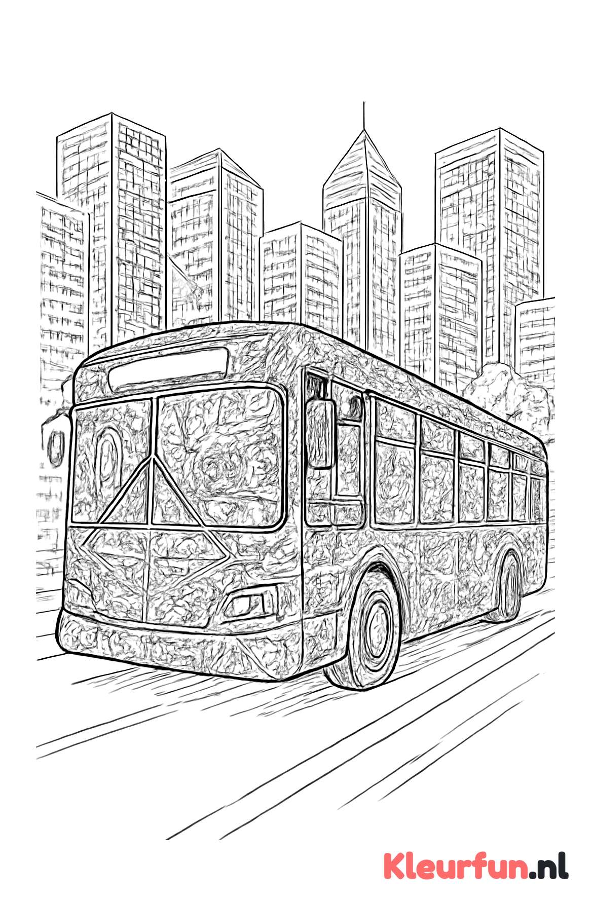Moderne stadsbus met abstracte patronen en stadslandschap in de achtergrond