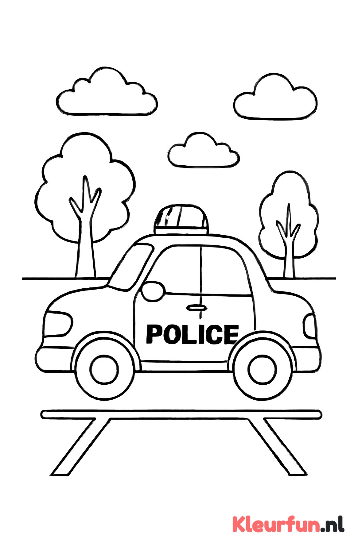 Politieauto op parkeerplaats met bomen