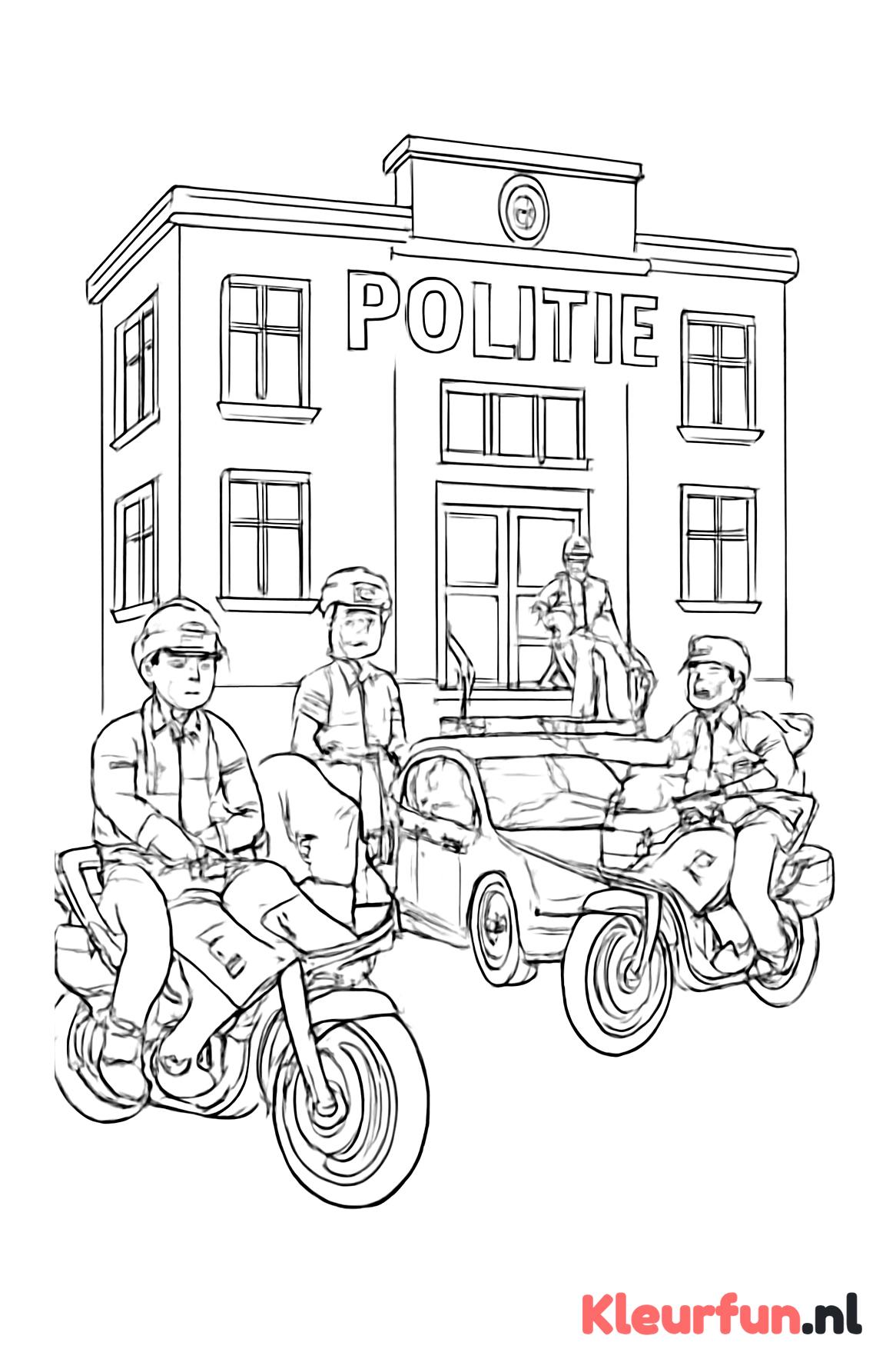 Politiebureau met diverse politievoertuigen