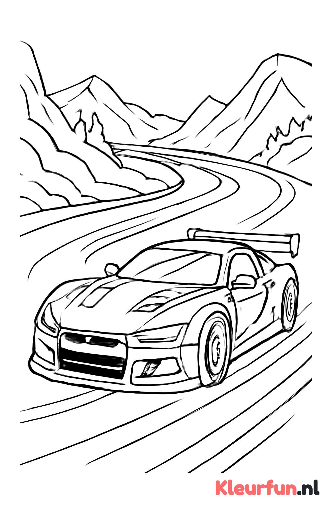 Raceauto op bochtige bergweg